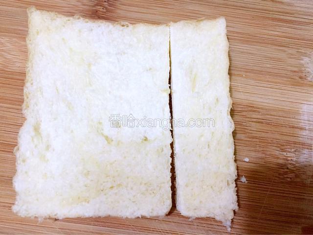 土司先切成两块，一大一小