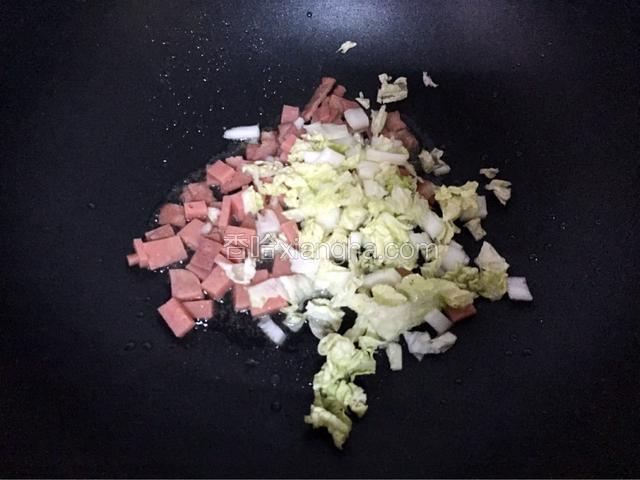 加入白菜翻炒至断生盛出备用