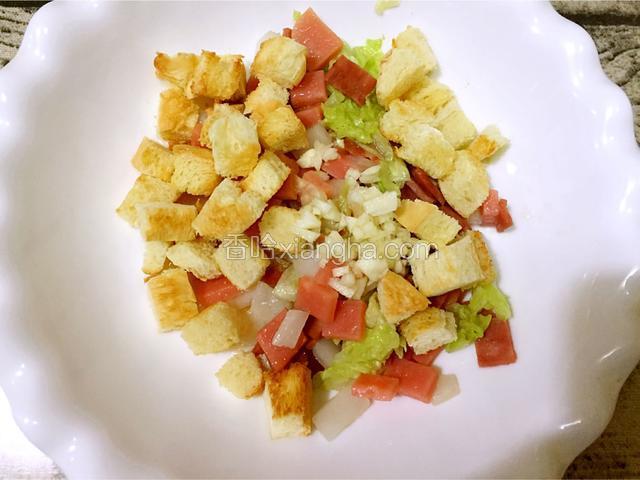 把培根丁、火腿丁、白菜丁、土司丁、蒜末放入大碗中