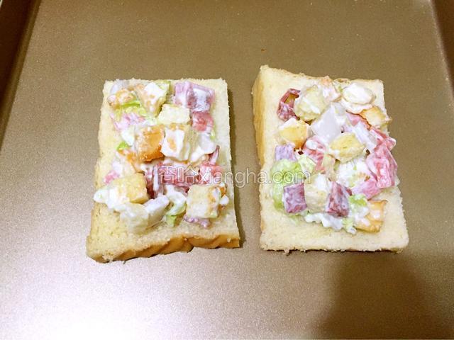 把大的土司片放在烤盘上，把食材放在土司上