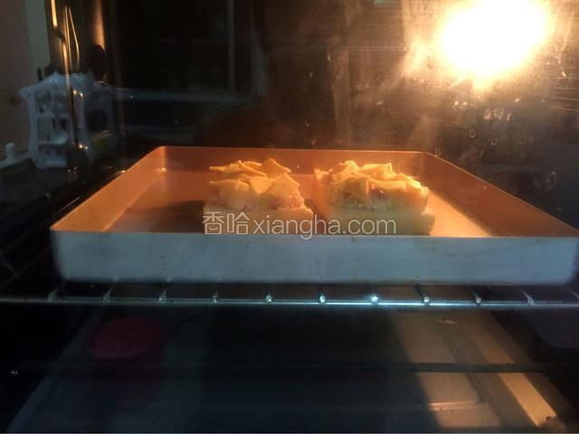 放进预热好烤箱，上下火180度，中层烤10-15分钟，烤至表面芝士奶酪融化即可