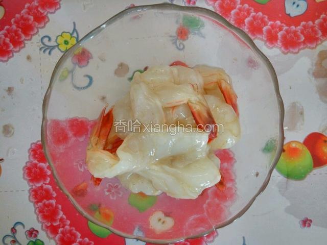 依次剥好，加盐 料酒 胡椒粉抓匀，腌制十分钟