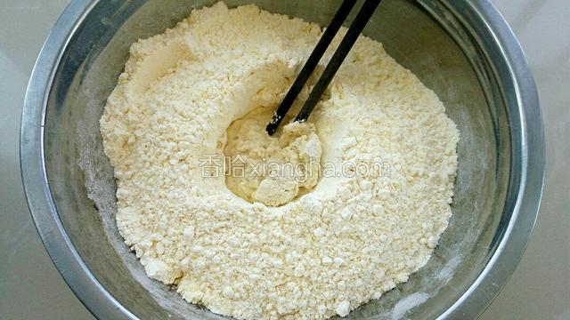在放酵母的位置倒入少许温水，用筷子搅拌至酵母溶解。