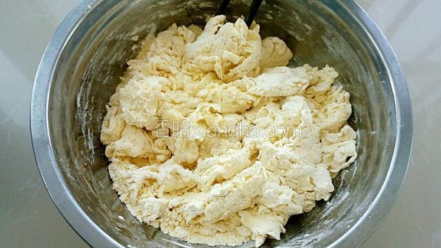 再划圈倒入温水搅拌成棉絮状。