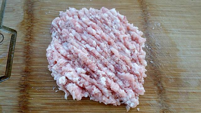 利用面团发酵的时间准备馅料:把猪肉剁成肉馅。