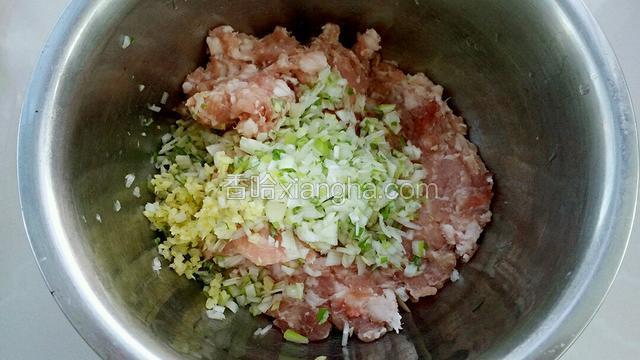 把猪肉馅和葱、姜末一起放入容器中。