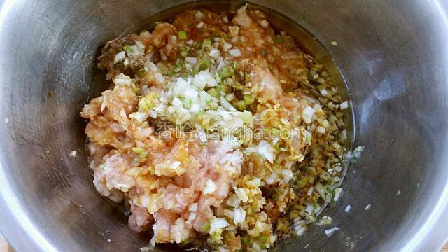 调入食用油、盐、鸡精、生抽、料酒和花椒粉。