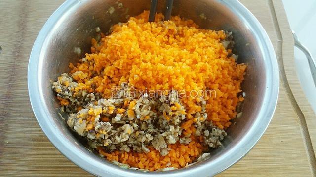 再把香菇和胡萝卜切成碎末放入肉馅中。
