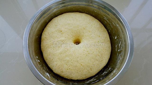 待面团发酵至原来的两倍大，用食指在中间戳一个洞，面团不回缩就表示面发好了。