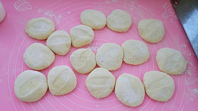 用手掌按扁。