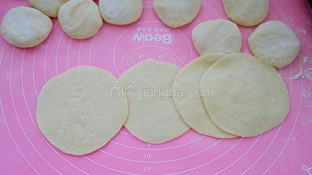 再用擀面杖擀成边缘薄、中间厚的饼皮。