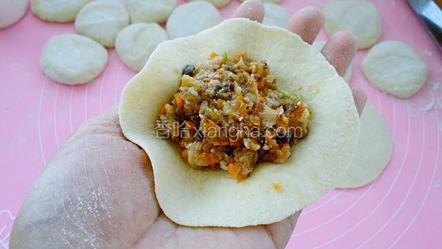 取一张饼皮放入适量馅料。