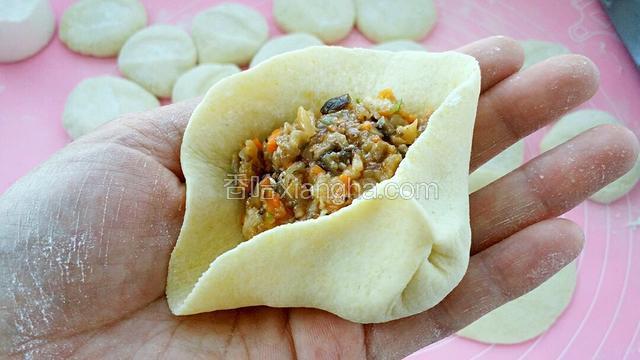 左手托住底部，右手拇指不动，用食指往拇指方向带出褶状。