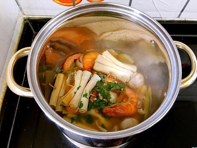 把料汁的一半放入锅中，煮5分钟左右即可关火。