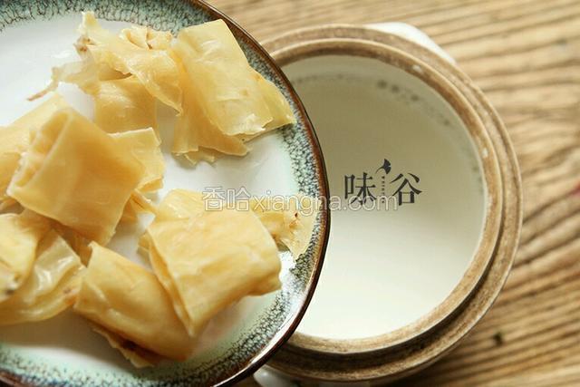 把牛奶、花胶和姜片一起放入炖盅；盖好盖子，隔水炖约1个半小时左右。