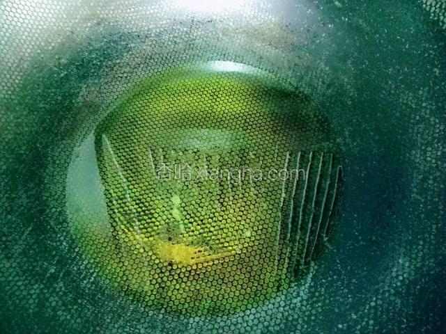 锅中倒油，油比平时炒菜多些
