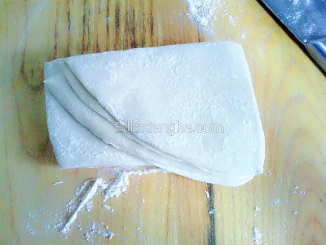 中间切开，迭起，再切开，迭起，面片中间要撒些面粉以防粘住，以方便切