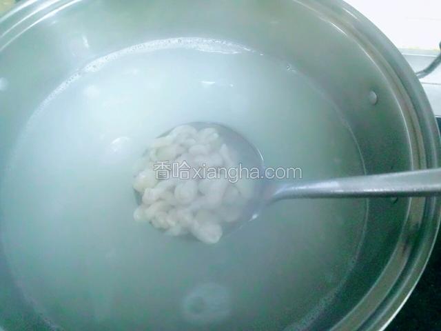 把麻食全部放进去搅匀，盖上盖子