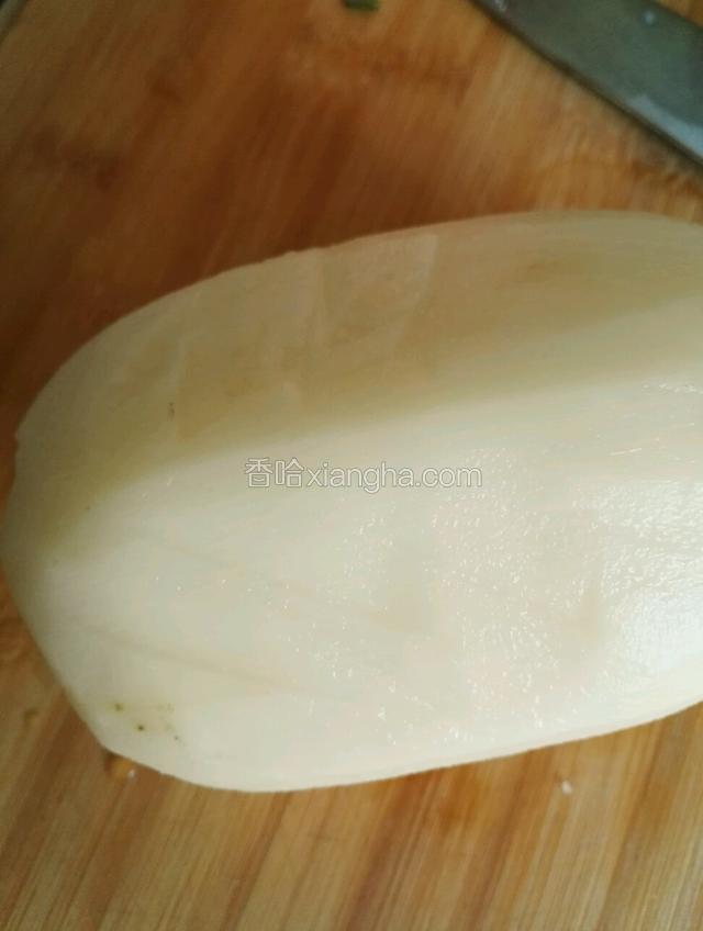 莲藕去皮洗净