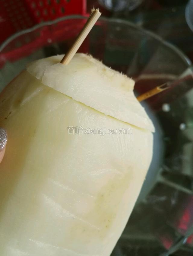 灌好后，把切下来的头用竹签插紧，不要漏米
