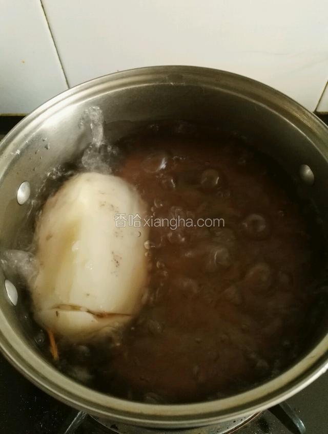 煮开后转小火慢煮30分钟