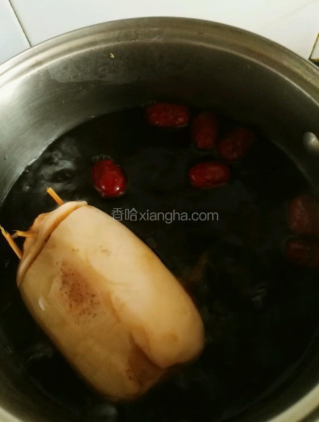 30分钟后加入红糖，冰糖，红枣继续煮一个小时，期间要翻动一下莲藕