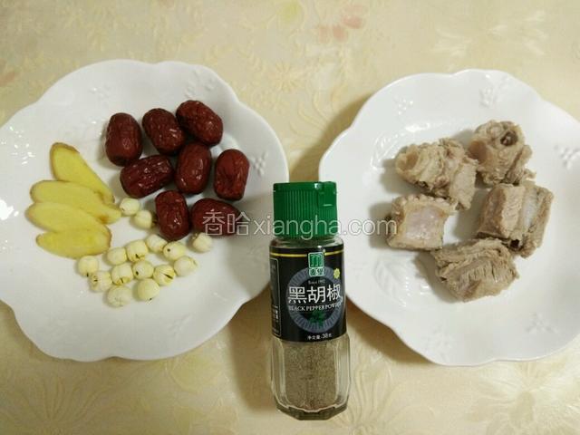 需要用到的材料，排骨焯水备用（放多少可自己决定，随意）