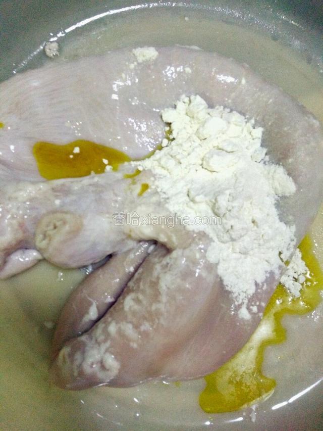 放一点食用油和一把面粉，双手用力抓捏，多抓捏几分钟，再翻过去正面继续抓捏，最后洗去抓捏出来的粘稠物（感觉有些脏所以没拍图）里外两面都要仔细冲洗