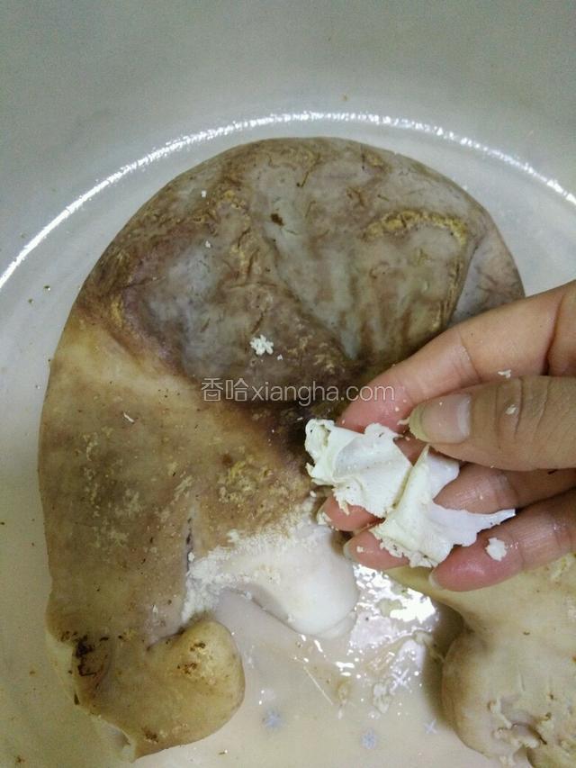 剥去上面的白色东西，再最后清洗一次
