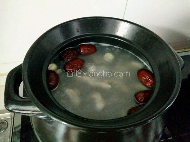 加入洗干净的红枣，莲子，改小火慢炖2小时