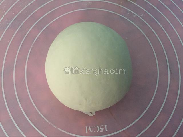 面粉加入适量糖，盐，油，牛奶，和成光滑的面团醒二十分钟