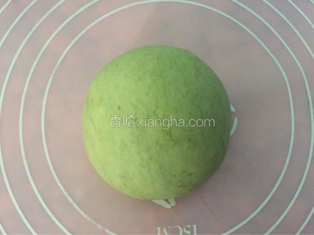 面粉加入绿茶粉，糖，盐，油，牛奶和成光滑的面团醒二十分钟