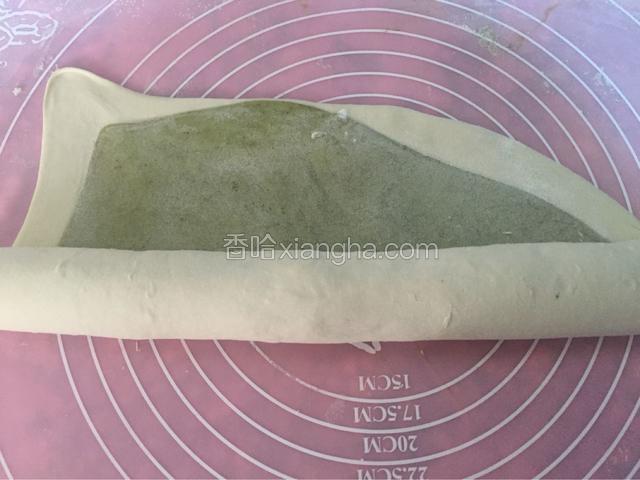 从面团的一端将面片卷起，边卷边拉卷的更紧密
