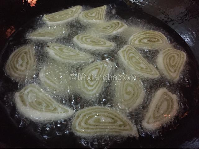 锅中热油，油温插入筷子筷子周围冒泡即可放入猫耳朵炸制