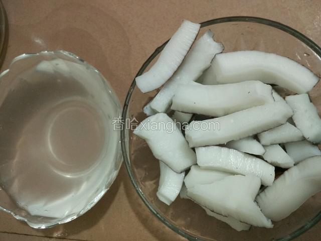 椰子先倒出椰汁，再取肉（这是一道难题，我用尽方法才能取）。椰肉切成小块