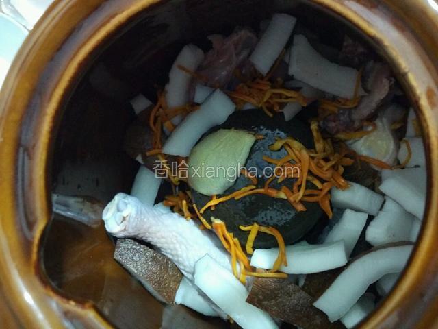 椰汁除外，其它材料一同放入煲汤锅