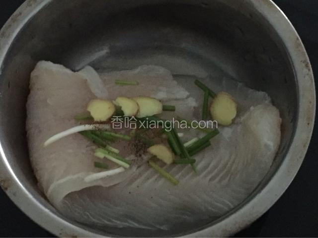 鱼柳放入腌鱼料，腌制半小时