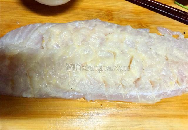 鸡蛋淀粉液均匀涂在鱼身上，每个缝隙都要涂抹。