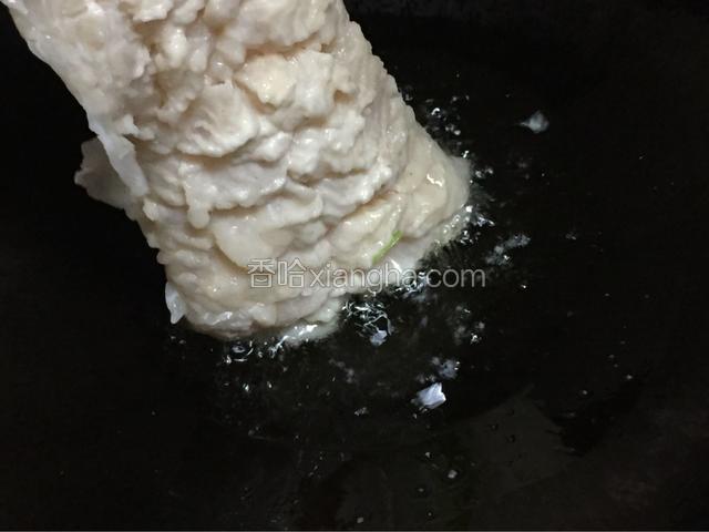 锅里烧油，油热了，放入鱼油炸，大火炸鱼，一只手提着尾部，先炸底部，再慢慢炸整条鱼柳