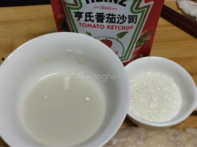 这时候准备番茄酱，砂糖，少许淀粉（5g左右）