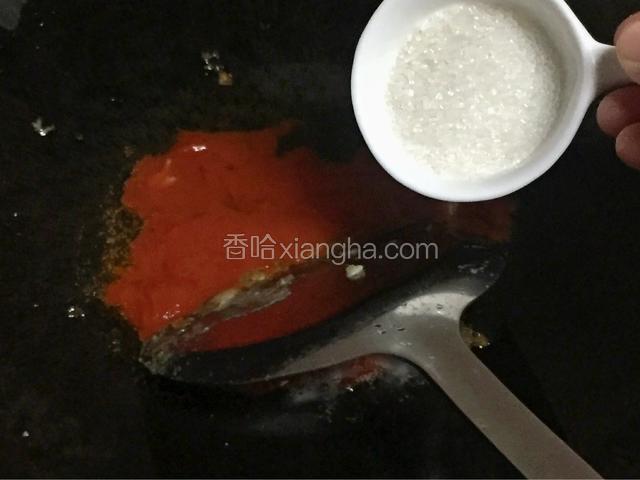 锅里倒入15ml左右的油，油五成热，倒入番茄酱和砂糖，酱油翻炒均匀（试一下酸甜度，在适当添加番茄酱或者糖）