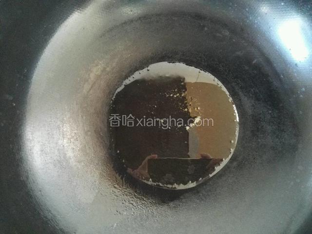 锅中放油，热油；