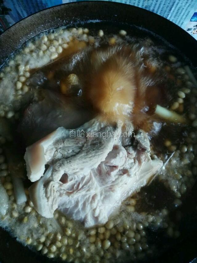 将洗干净的肘子放入锅内，大火烧开锅，导入晶盐、味极鲜酱油、白酒，调制小火慢炖。