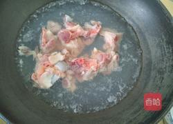 胡萝卜玉米汤的做法图解1