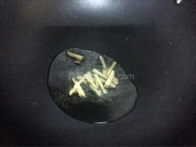 锅中倒入适量油烧热后放入姜丝爆香