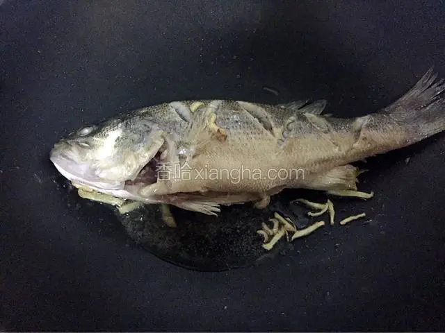 翻面继续煎至金黄色