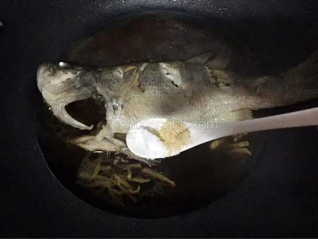 煮至鱼熟汤汁浓稠后加入适量鸡精和盐调味