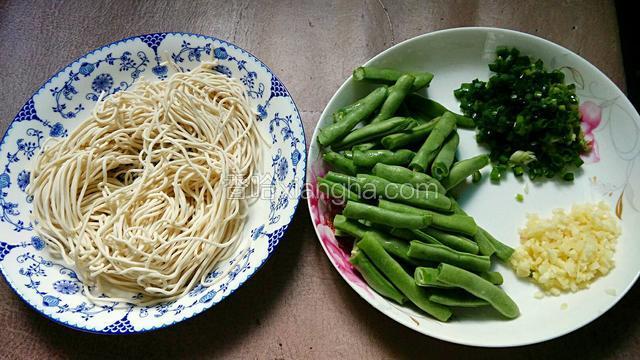 准备面条，扁豆摘掉筋，掰块洗干净，葱蒜切末。
