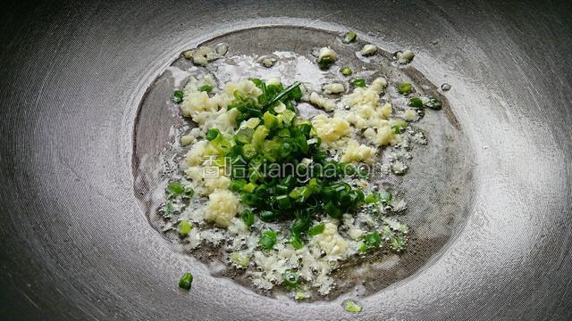 锅里加油烧七成热，放入蒜末和一半的葱末炒香。