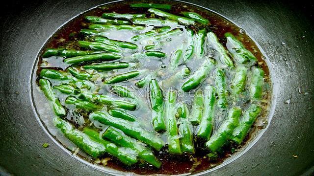 加入水、酱油、蚝油、盐大火烧开。